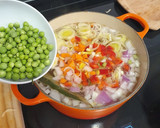 Foto del paso 2 de la receta: Sopa súper saludable con verduras, lentejas rojas y miso