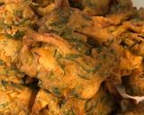 A picture of step 4 of Piyaaz or Palak k pakoray.