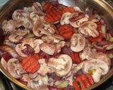 Foto del paso 3 de la receta: Trutros de pollo braseados con champiñones y cabernet