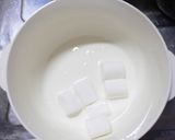 A picture of step 2 of Rum Raisin Ice Cream with Marshmallows.