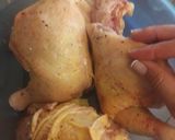 Foto del paso 1 de la receta: Pollo al horno con papitas, especias y mantequilla