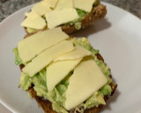 Foto del paso 2 de la receta: Desayuno con tostadas de aguacate y gouda
