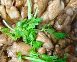 รูปขั้นตอนการทำที่ 2 ของ ไก่ผัดกระเทียม