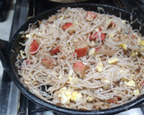 Foto del paso 4 de la receta: Fideos orientales de arroz. Con kani kama, pollo y jamón