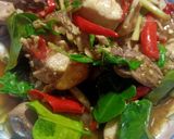 รูปขั้นตอนการทำที่ 5 ของ ผัดสมุนไพรไก่บ้าน