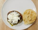 Foto del paso 5 de la receta: Hamburguesa casera de guacamole, jamón serrano y crema de queso