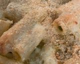 Foto del passaggio 5 della ricetta Pasta al forno con besciamella, mozzarella e piselli con pancetta e cipolla