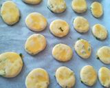 Újhagymás pillekönnyű sajtos pogácsa recept fázis 6 fotója