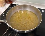 Hình bước làm 2 của món Miến Gà Nấm Lộc Nhung