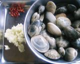 A picture of step 1 of Irresistible Vongole Bianco.
