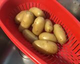 Une image de l'étape 6 de Salade tiède de pommes de terre,harengs marinés, tomates et poivrons verts.