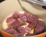 Foto del paso 3 de la receta: Marmitako con atún y gambas en olla cocotte
