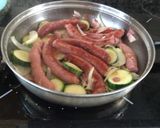 Foto del paso 1 de la receta: Estofado de salchichas con papas (patatas)