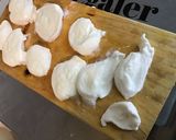 Une image de l'étape 3 de Salade de tomates à la mozzarella, basilic et fleurs de ciboulette.