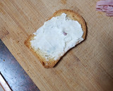 Foto del paso 3 de la receta: Tostas de queso gorgonzola con anchoas y jamón cocido