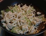 A picture of step 4 of Stir Fried Natto and Chopped Udon Noodles with Sesame Oil.
