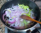 Foto del paso 3 de la receta: Pollo encebollado al ras el hanout propio infusionado en azafrán
