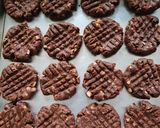 Foto langkah ke 4 dari resep Kue Kering Coklat Kacang.