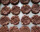 Foto langkah ke 4 dari resep Kue Kering Coklat Kacang.