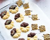 Foto del passaggio 5 della ricetta Biscotti con la spara biscotti: tutti con un solo impasto!