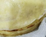 A picture of step 3 of Mango crêpe cake.