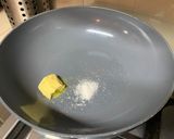 A picture of step 2 of Easy Sautéed Shrimp.