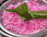 Foto langkah ke 3 dari resep Kelapa Parut Pink (Buah Naga) untuk Baluran Lupis/Kue Lainnya.
