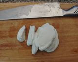 Foto del paso 2 de la receta: Pizza casera de mozzarella di búfala jamón y pesto