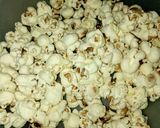 Foto langkah ke 1 dari resep Creamy Matcha Popcorn.
