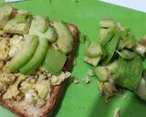 Foto langkah ke 4 dari resep Avocado Toast With Scrambled Egg.