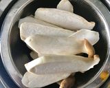 Hình bước làm 2 của món Ức gà và nấm đùi gà nướng