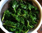 Foto del paso 2 de la receta: Col kale salteada con uvas pasas y piñones - veggie