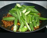 A picture of step 2 of Okra In Garlic Soy Sauce.