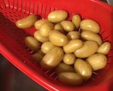 Une image de l'étape 10 de Boites chaudes à l'ail et au vin blanc (pommes grenailles, saucisses de morteau et diots du Jura).