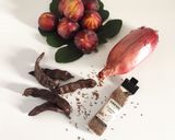 Foto del passaggio 1 della ricetta Confettura piccante di cipolle rosse con fichi del Metapontino carrube e cumino