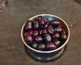 A picture of step 1 of Jamun Fruit Jam.