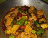Foto langkah ke 5 dari resep Tumis tahu kecap pedas.