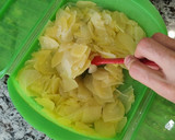 Foto del paso 2 de la receta: Tortilla de patatas saludable y jugosa en estuche de vapor Lékué