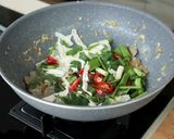 Foto langkah ke 8 dari resep Bihun Goreng Putih Devina Hermawan.