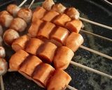 Foto langkah ke 2 dari resep Sosis dan pentol bakar bumbu BBQ.