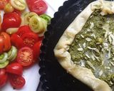 صورة لخطوة 2 من وصفة فطيرة البيستو بالبندورة