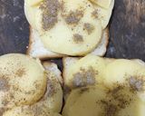 A picture of step 2 of Aloo cheese toast.