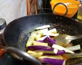 A picture of step 2 of Dahi Aloo Baingan Ki Sabji.