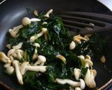 A picture of step 3 of Stir-Fried Seaweed and Mushrooms.