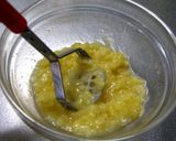 A picture of step 1 of Chunky Banana Yogurt Sundae.