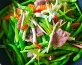 Hình bước làm 3 của món Đậu que cà rốt xào thịt nạc