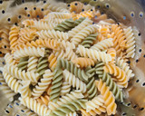 Foto del paso 4 de la receta: Ensalada de pasta con atún y huevo