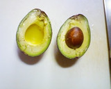 A picture of step 2 of How to Neatly Peel an Avocado.