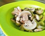 Foto langkah ke 6 dari resep Tumis Jamur Sosis.