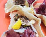 Foto del passaggio 5 della ricetta Cestini di parmigiano ripieni di coppa e carciofi marinati alla julienne